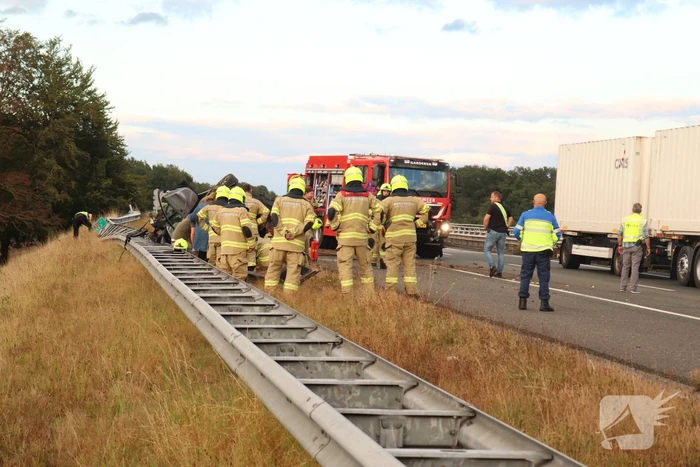 Auto belandt 180 graden gedraaid op de kop tegen vangrail