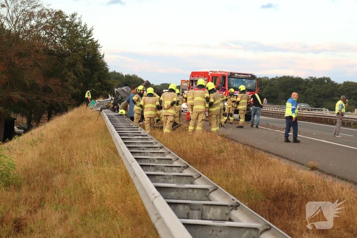 Auto belandt 180 graden gedraaid op de kop tegen vangrail