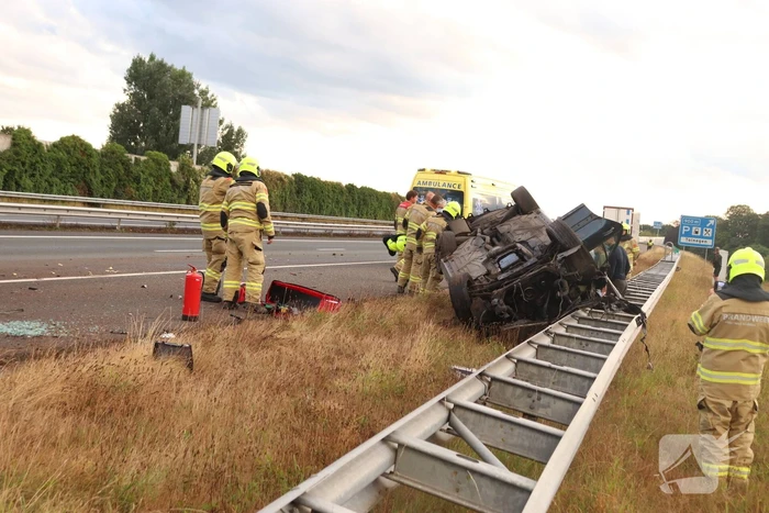 Auto belandt 180 graden gedraaid op de kop tegen vangrail