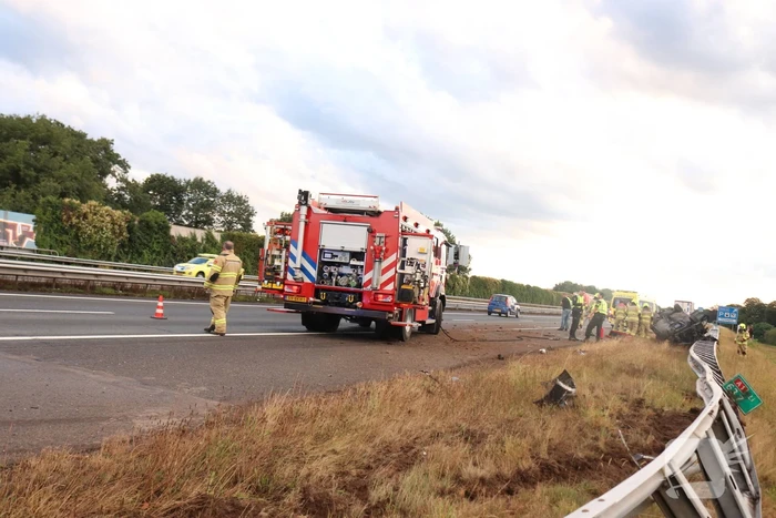 Auto belandt 180 graden gedraaid op de kop tegen vangrail