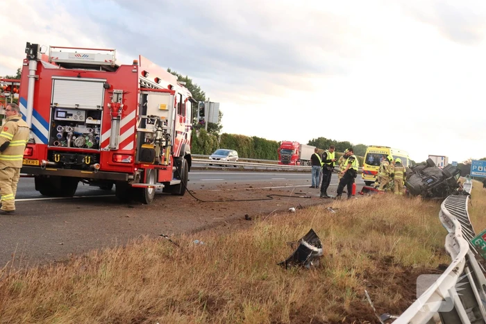 Auto belandt 180 graden gedraaid op de kop tegen vangrail
