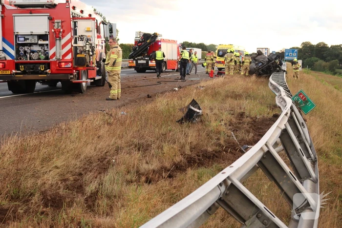 Auto belandt 180 graden gedraaid op de kop tegen vangrail