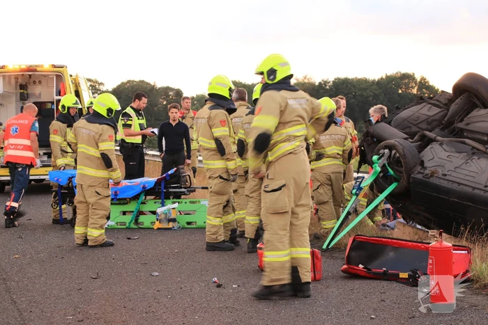 Auto belandt 180 graden gedraaid op de kop tegen vangrail