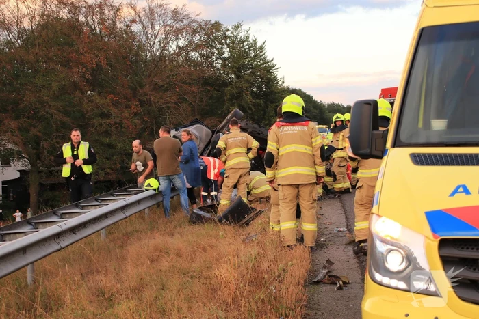 Auto belandt 180 graden gedraaid op de kop tegen vangrail