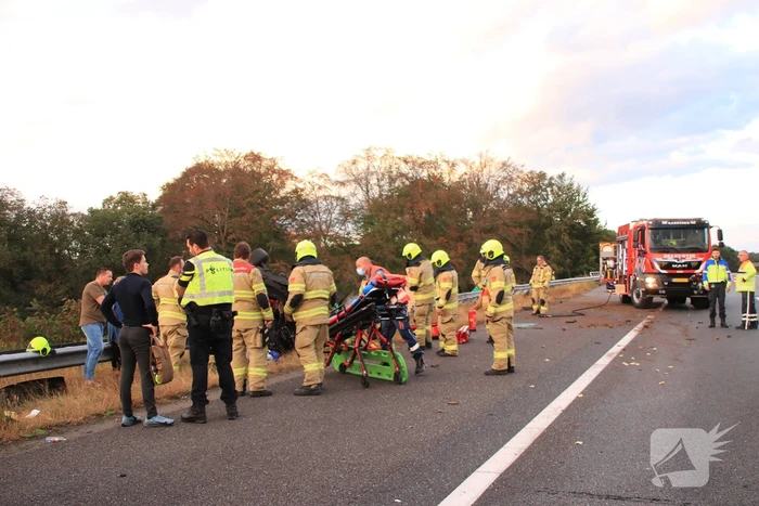 Auto belandt 180 graden gedraaid op de kop tegen vangrail