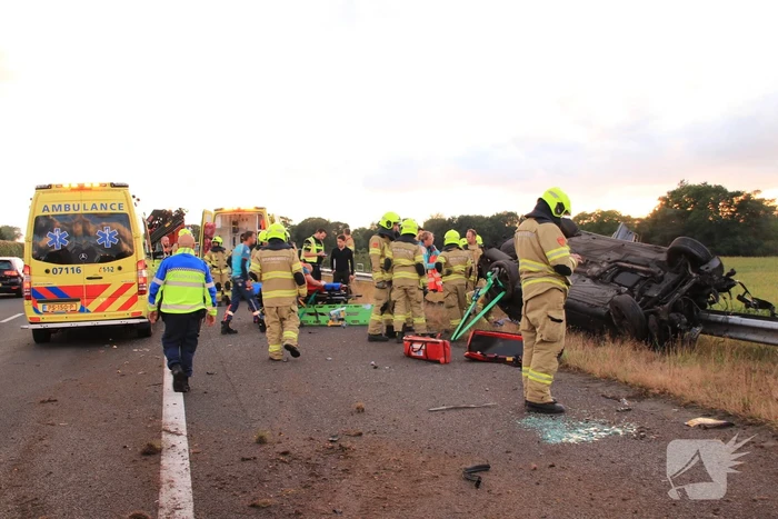 Auto belandt 180 graden gedraaid op de kop tegen vangrail