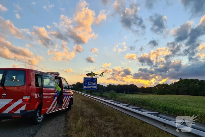 Auto belandt 180 graden gedraaid op de kop tegen vangrail