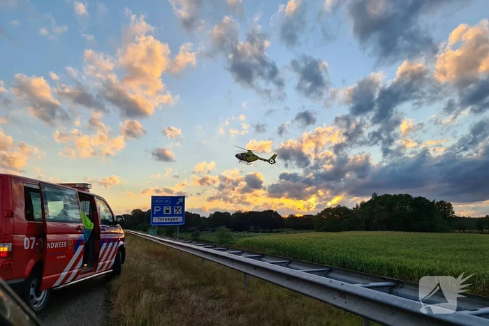 Auto belandt 180 graden gedraaid op de kop tegen vangrail