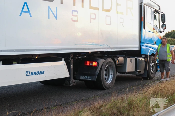 Auto belandt 180 graden gedraaid op de kop tegen vangrail