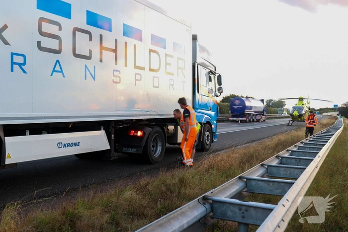 Auto belandt 180 graden gedraaid op de kop tegen vangrail