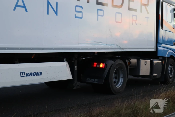 Auto belandt 180 graden gedraaid op de kop tegen vangrail