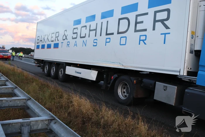 Auto belandt 180 graden gedraaid op de kop tegen vangrail