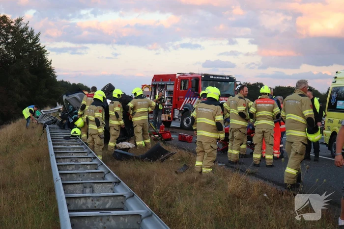 Auto belandt 180 graden gedraaid op de kop tegen vangrail