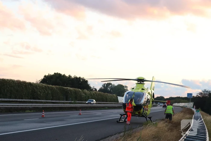 Auto belandt 180 graden gedraaid op de kop tegen vangrail