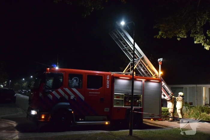 Boom waait om tegen woning