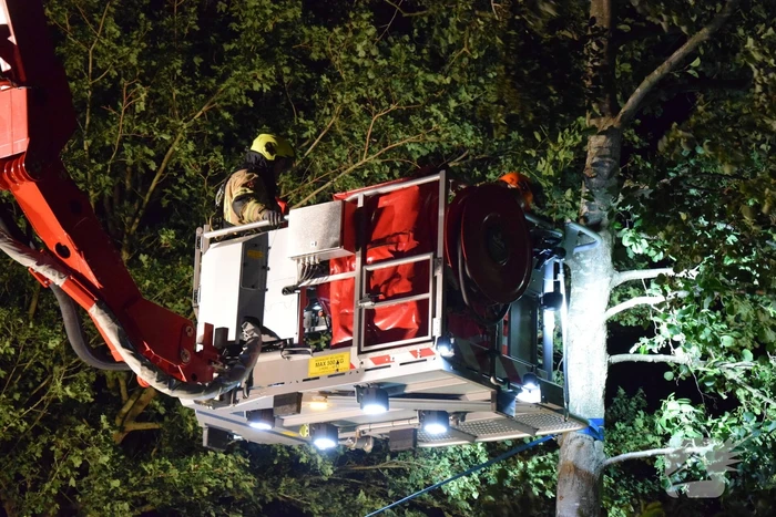 Boom valt op aanbouw van woning