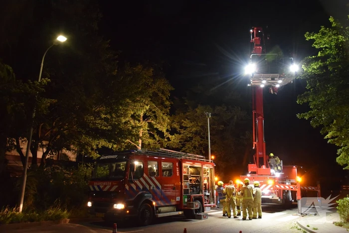 Boom valt op aanbouw van woning