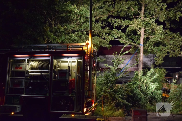 Boom valt op aanbouw van woning