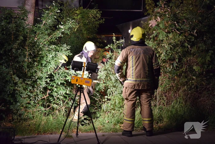 Boom valt op aanbouw van woning