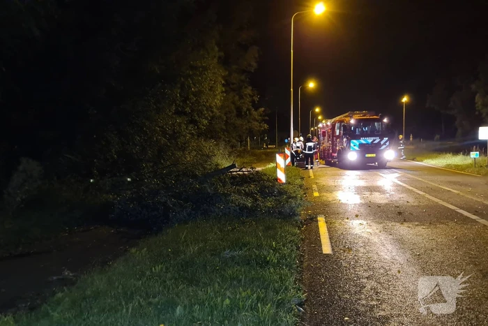 Boom waait omver en verspert de weg