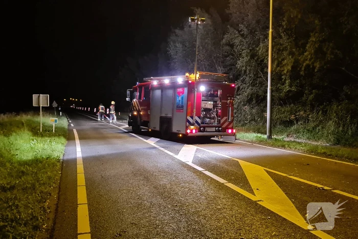 Boom waait omver en verspert de weg