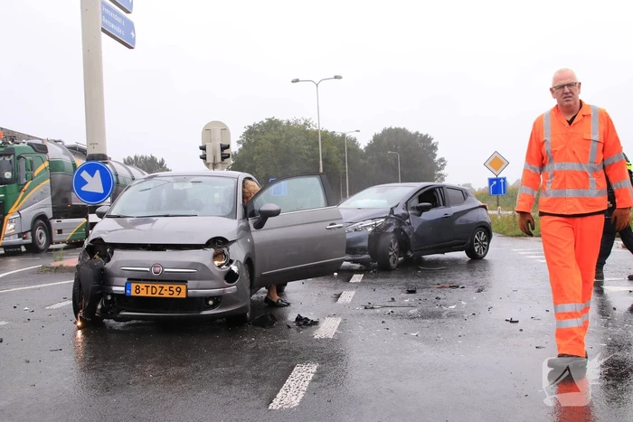 Twee auto's botsen op elkaar op kruising