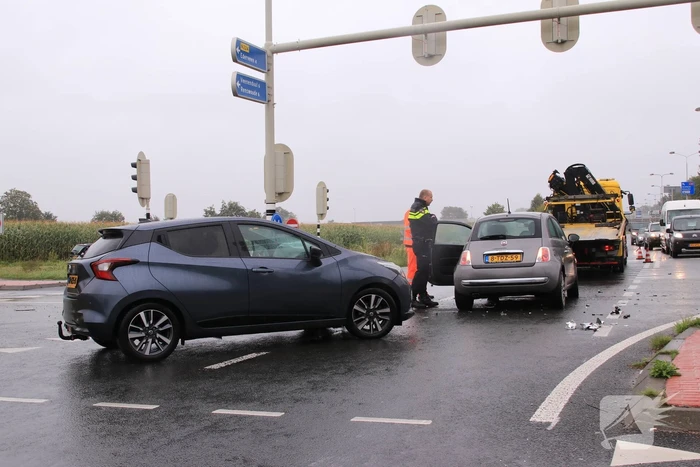 Twee auto's botsen op elkaar op kruising