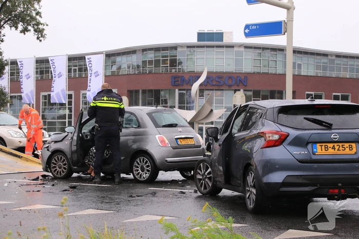 Twee auto's botsen op elkaar op kruising