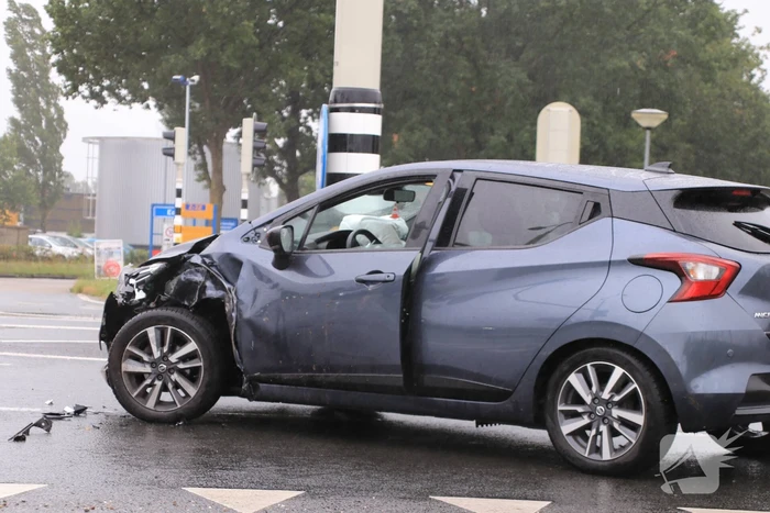 Twee auto's botsen op elkaar op kruising