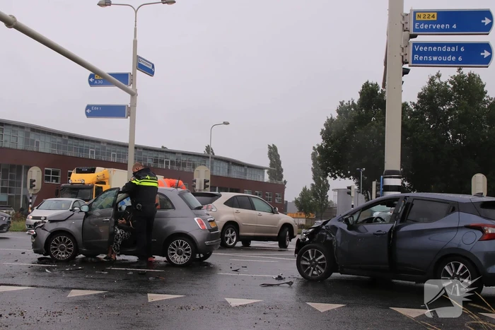 Twee auto's botsen op elkaar op kruising