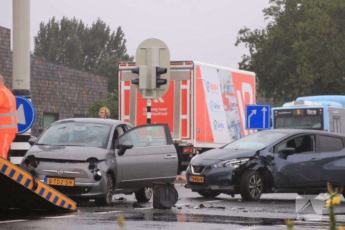 Twee auto's botsen op elkaar op kruising