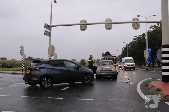 Twee auto's botsen op elkaar op kruising