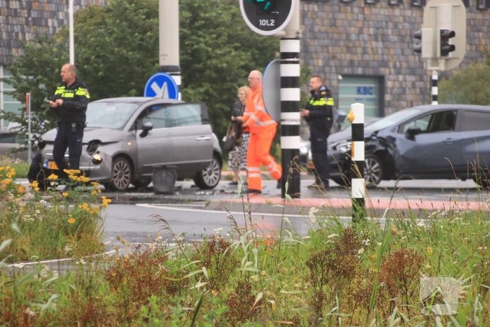 Twee auto's botsen op elkaar op kruising