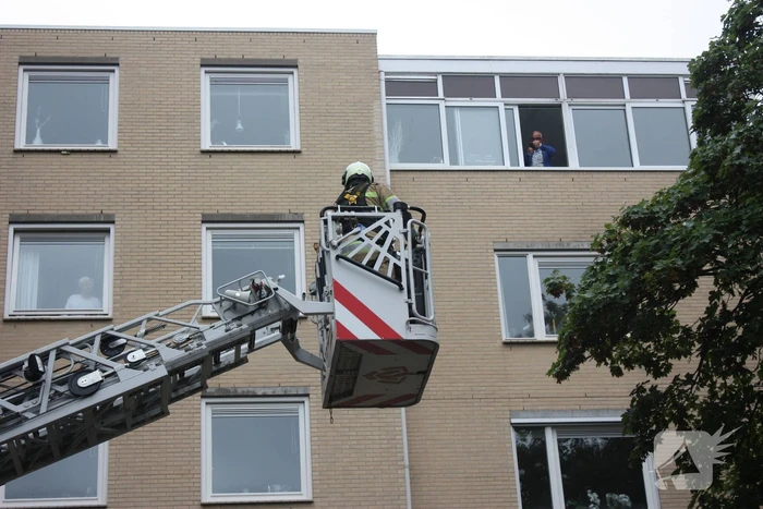 Loshangende takken verwijderd voor ingang
