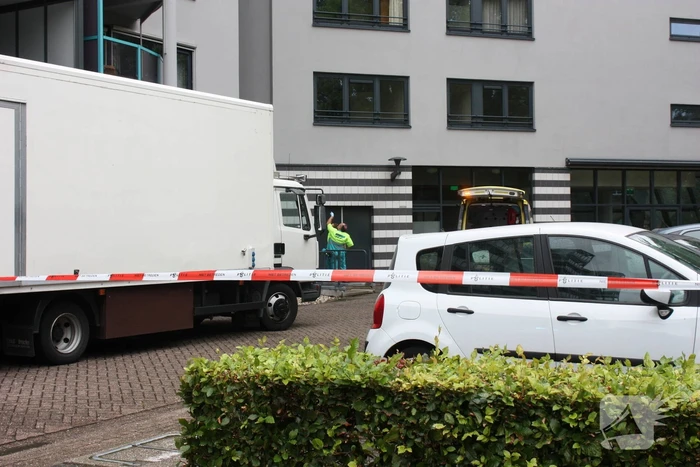Overleden persoon voor appartementencomplex aangetroffen