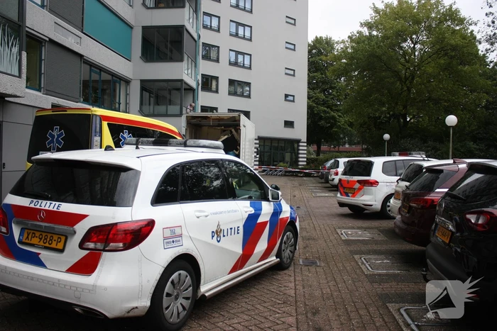 Overleden persoon voor appartementencomplex aangetroffen
