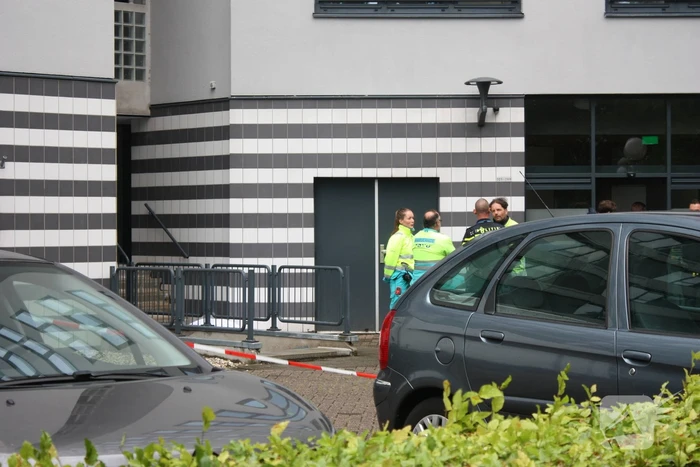 Overleden persoon voor appartementencomplex aangetroffen
