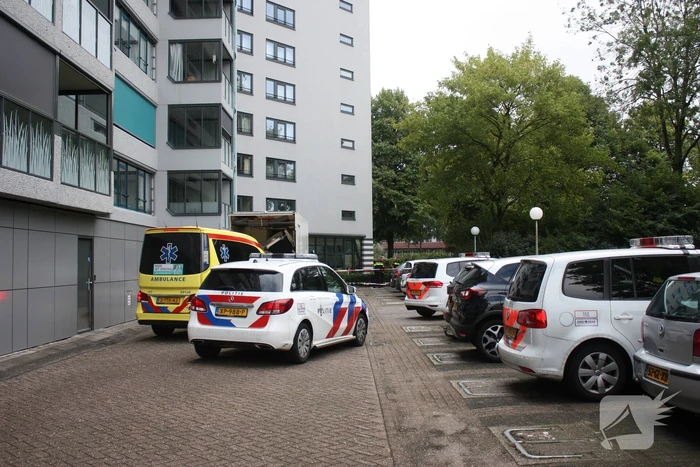 Overleden persoon voor appartementencomplex aangetroffen
