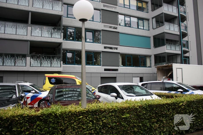Overleden persoon voor appartementencomplex aangetroffen