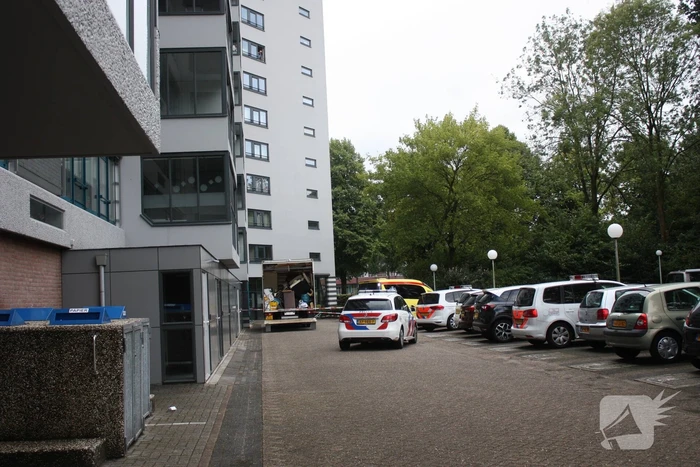 Overleden persoon voor appartementencomplex aangetroffen