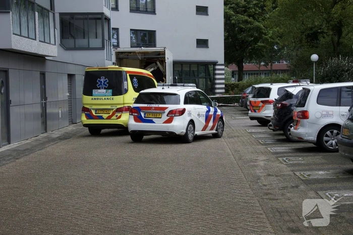 Overleden persoon voor appartementencomplex aangetroffen