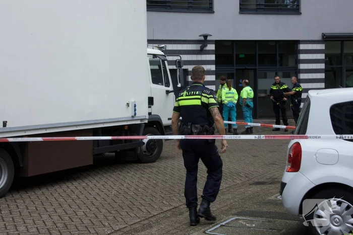 Overleden persoon voor appartementencomplex aangetroffen
