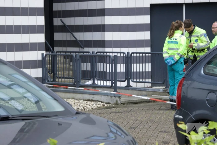Overleden persoon voor appartementencomplex aangetroffen
