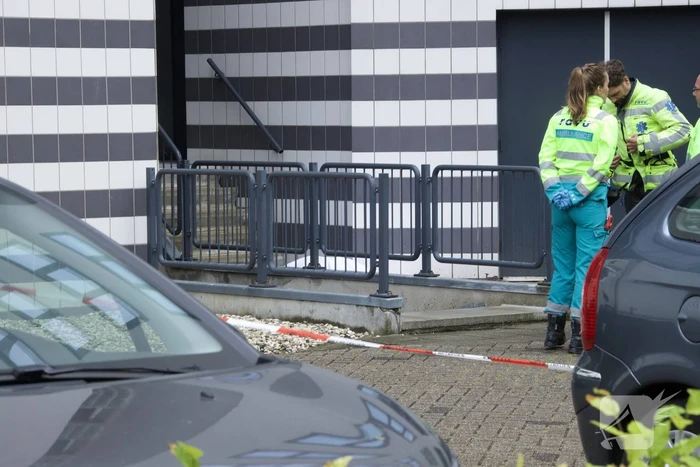 Overleden persoon voor appartementencomplex aangetroffen