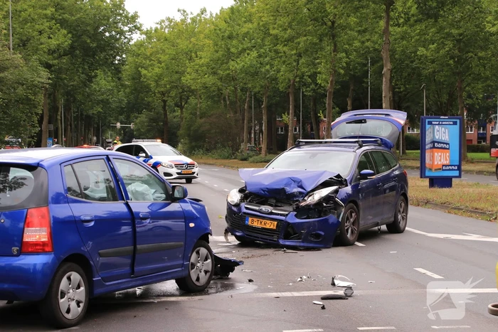 Veel schade bij verkeersongeval met drie auto's