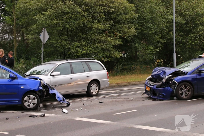 Veel schade bij verkeersongeval met drie auto's