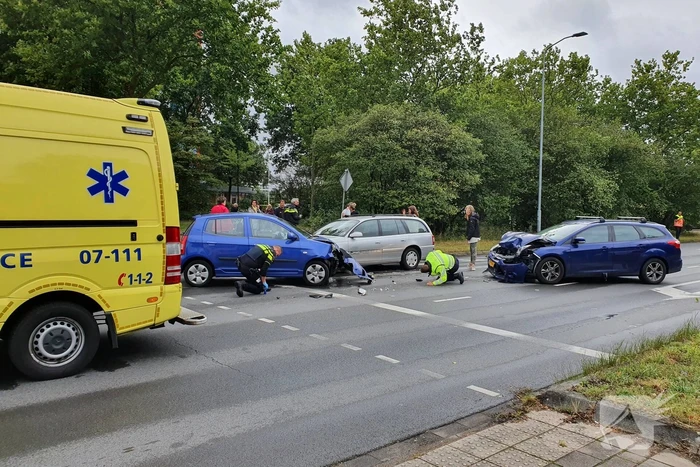 Veel schade bij verkeersongeval met drie auto's