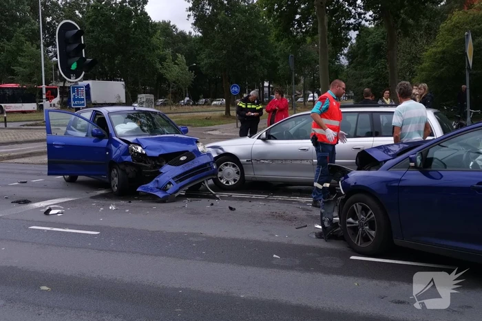 Veel schade bij verkeersongeval met drie auto's