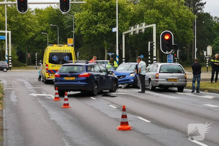 Veel schade bij verkeersongeval met drie auto's