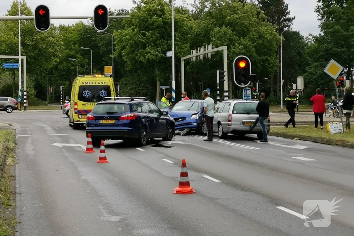 Veel schade bij verkeersongeval met drie auto's
